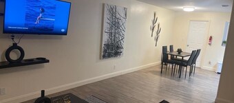 Cozy, retreat w/ outdoor bar. 10 mins from the beach. 12 mins from downtown 