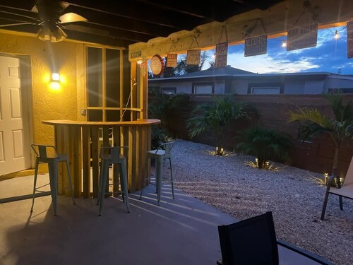Cozy, retreat w/ outdoor bar. 10 mins from the beach. 12 mins from downtown 