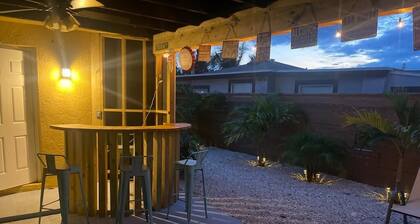Cozy, retreat w/ outdoor bar. 10 mins from the beach. 12 mins from downtown