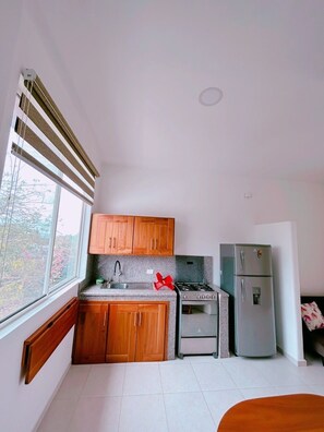 Refrigerador, microondas, horno y cafetera y tetera 