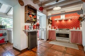 Coffee/tea maker, fridge, microwave, oven