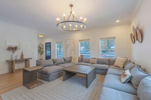 Televisión, chimenea, videojuegos y tenis de mesa 