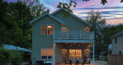 5 O'clock Somewhere - large home, hot tub & close to the beach!