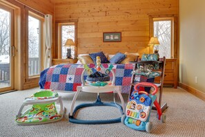 3 chambres, bureau, fer et planche à repasser, lit de bébé portatif