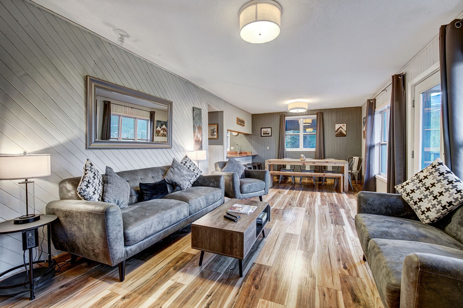 Een televisie en een open haard