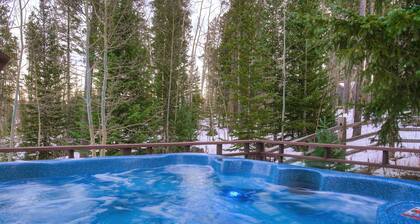 The Apres Chalet on Peak 7, Private Hot Tub, Views, Location!