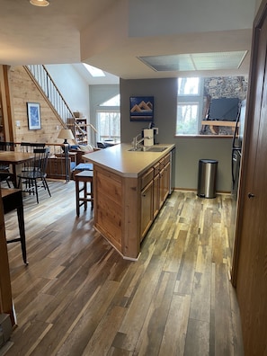 Fridge, microwave, oven, stovetop - 7Springs Getaway - Swiss Mountain - Free Shuttle to Lodge (Champion)