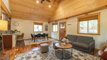 Una Smart TV, una chimenea, un reproductor de DVD, libros