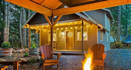 Relax by Rainier: Luxe King, Full Kitchen, Covered Fire Pit, AC, 5 mi to Park