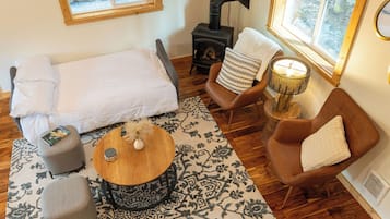 2 slaapkamers, een bureau, een strijkplank/strijkijzer, reisbedje