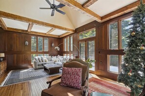 Smart TV, fireplace - Comfortable, family ski home off Notchbrook Rd approximately 3 miles to mountain (Stowe)