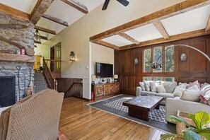 Smart TV, fireplace - Comfortable, family ski home off Notchbrook Rd approximately 3 miles to mountain (Stowe)