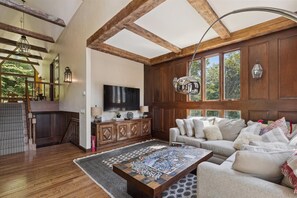 Smart TV, fireplace - Comfortable, family ski home off Notchbrook Rd approximately 3 miles to mountain (Stowe)