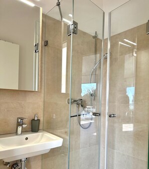 Dusche, Haartrockner, Bidet
