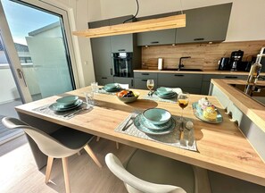 Fridge, oven, stovetop, dishwasher