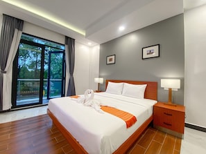 Ropa de cama de alta calidad, escritorio y sistema de insonorización