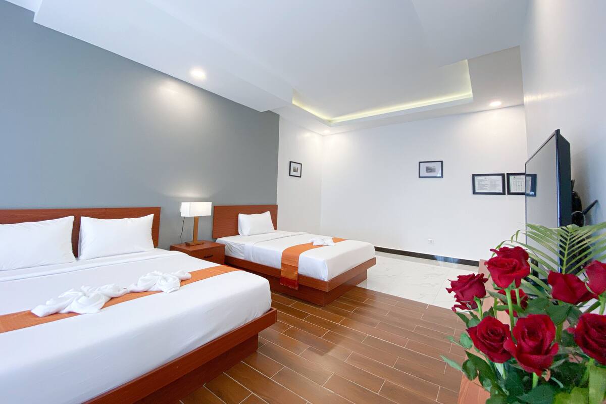 Ropa de cama de alta calidad, escritorio y sistema de insonorización