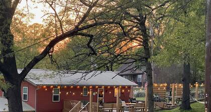 Downtown Cotter Retreat -- Great Outdoor Space!! 200 feet of String Lights!
