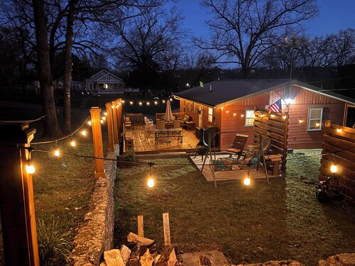 Downtown Cotter Retreat -- Great Outdoor Space!!  200 feet of String Lights!