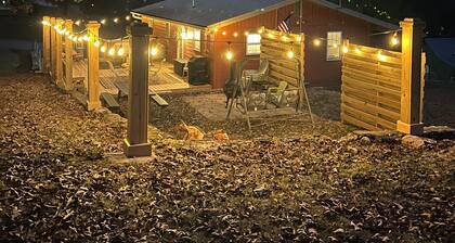 Downtown Cotter Retreat -- Great Outdoor Space!! 200 feet of String Lights!