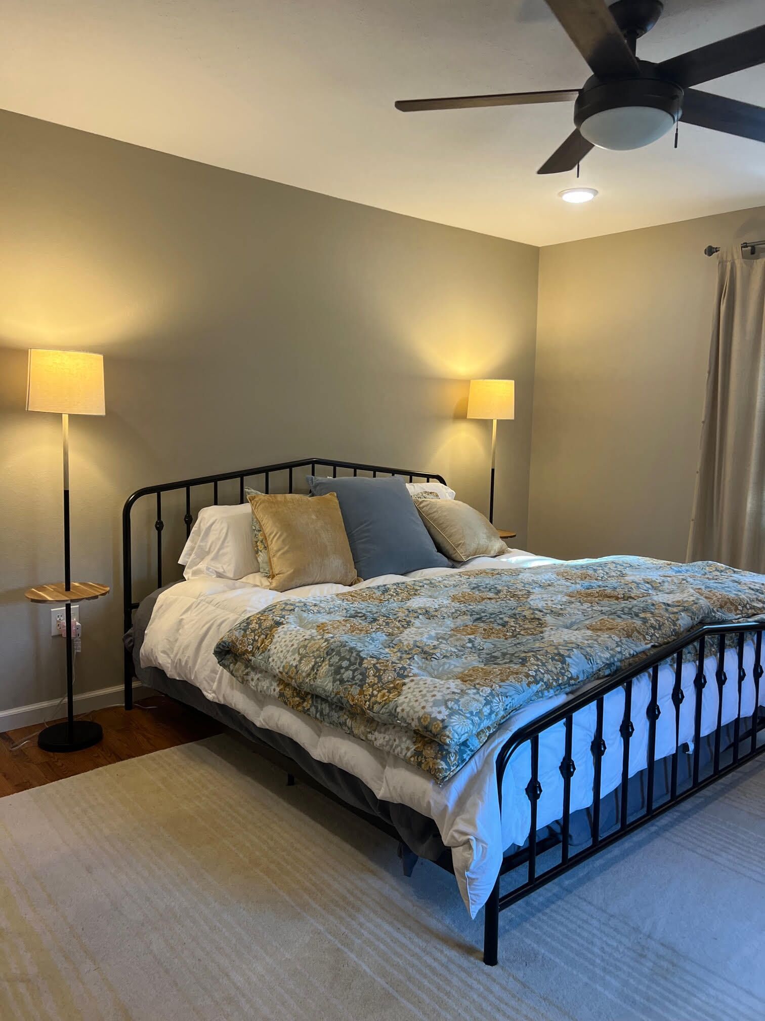 2 多间卧室、客房内保险箱、免费 WiFi、床单