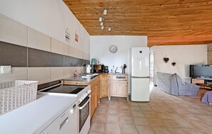 Fridge, oven, stovetop, dishwasher - 2 bedroom lovely apartment in Codognan (Codognan)