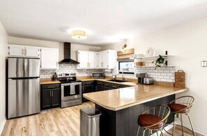 Fridge, microwave, oven, stovetop - New! Mountain Muse Home w/ hot tub! Less than 5 minutes to Pigeon Forge parkway! (Sevierville)