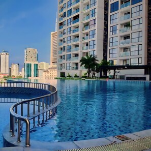 Kolam renang indoor dan kolam renang outdoor, dengan payung kolam renang