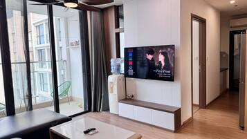 Deluxe Apartment, 3 Bedrooms | Living area | 40-inch flat-screen TV with cable channels, fireplace, Netflix