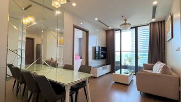 Deluxe Apartment, 2 Bedrooms | In-room dining