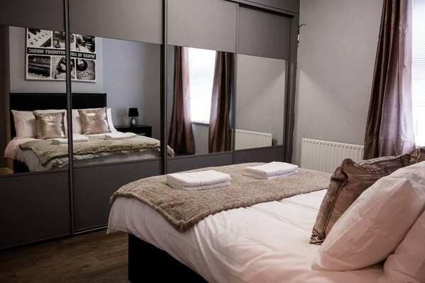 4 bedrooms, iron/ironing board, WiFi, bed sheets
