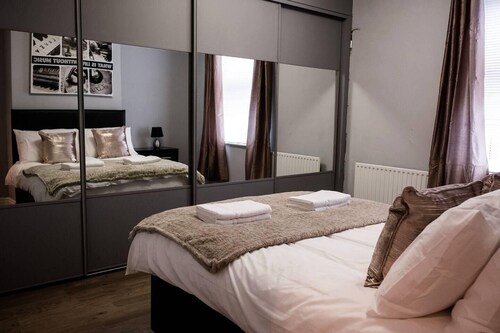 4 Bed House, Sleeps 9, Free Parking
