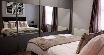 4 Bed House, Sleeps 9, Free Parking