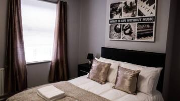 4 bedrooms, iron/ironing board, WiFi, bed sheets