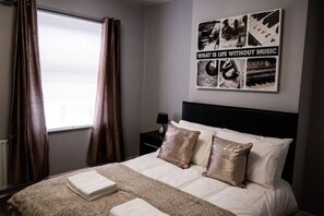 4 bedrooms, iron/ironing board, WiFi, bed sheets