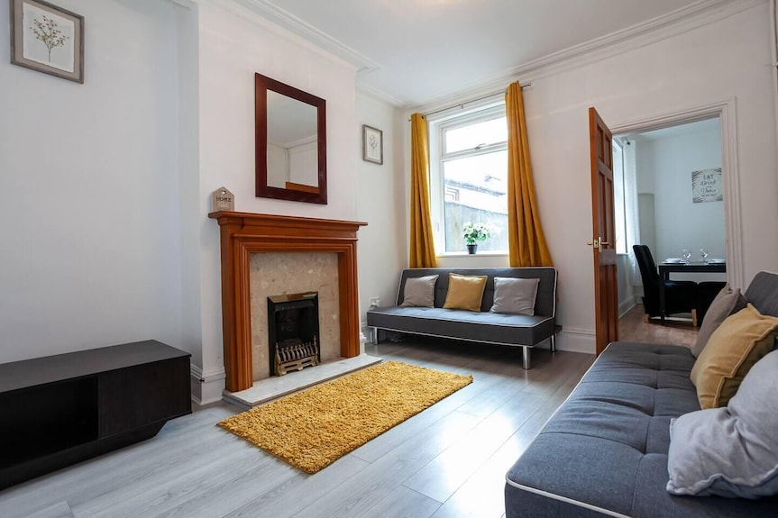 4 Bed House, Sleeps 9, Free Parking - Leek
