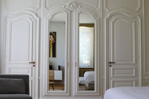 Suíte romântica | Roupas de cama premium, frigobar, cofres nos quartos, escrivaninha