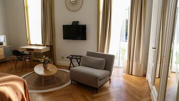 Romantic Suite | Premium bedding, minibar, in-room safe, desk