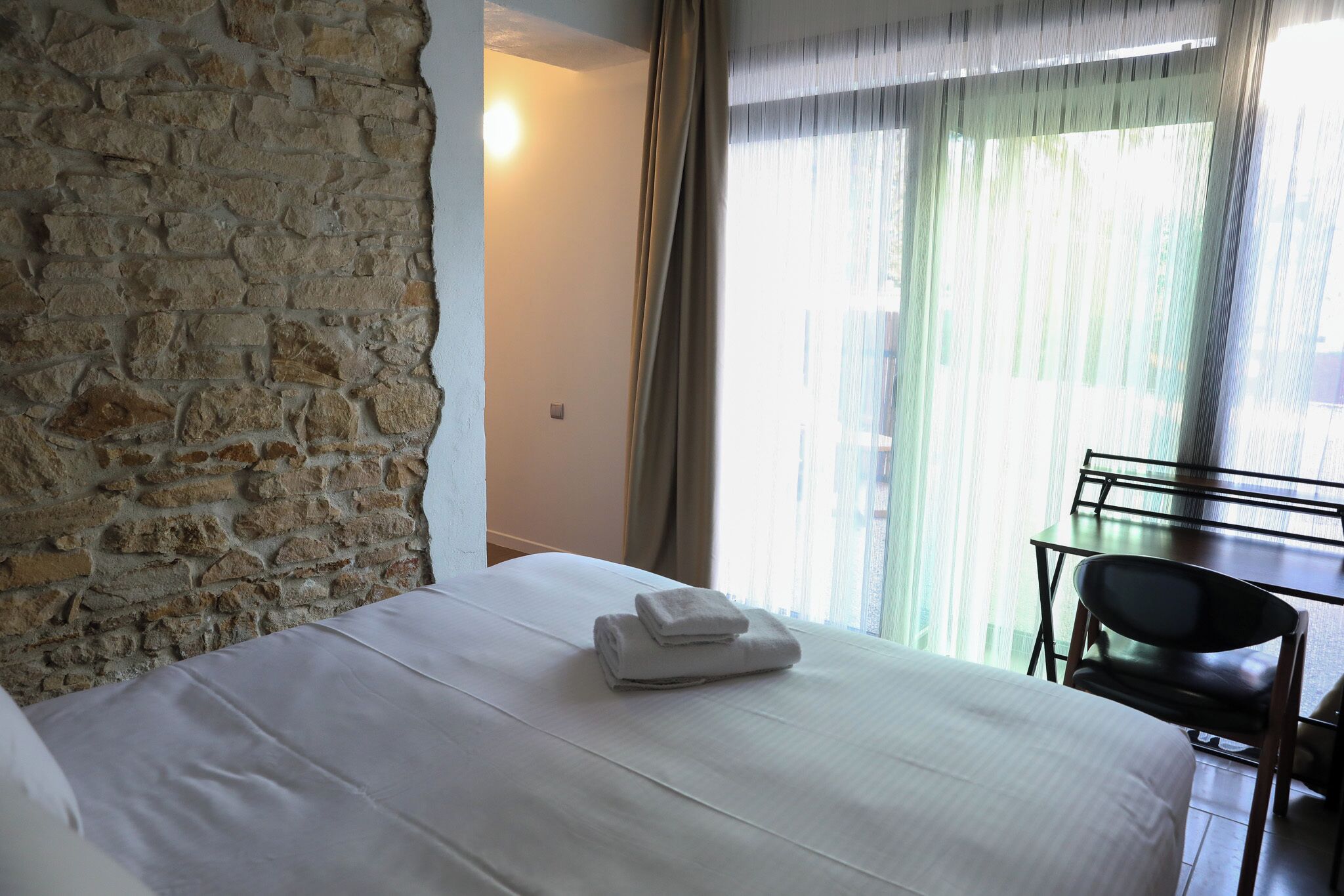 Rom – comfort | Sengetøy av topp kvalitet, minibar, safe på rommet og skrivebord