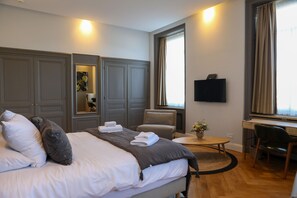 Superior Suite | Premium bedding, minibar, in-room safe, desk - Hôtel Séquoias (Ruy-Montceau)