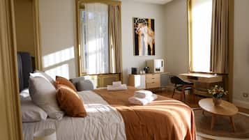 Suíte romântica | 1 quarto, roupas de cama premium, frigobar, cofres nos quartos