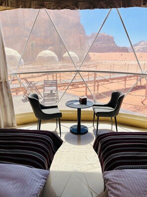 Martian Single Room | Minibar (con alcuni snack e alcune bevande gratis), una scrivania