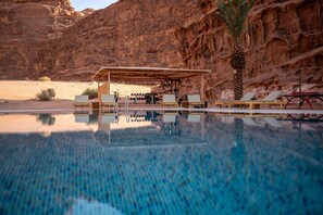 Piscine extérieure, parasols, chaises longues