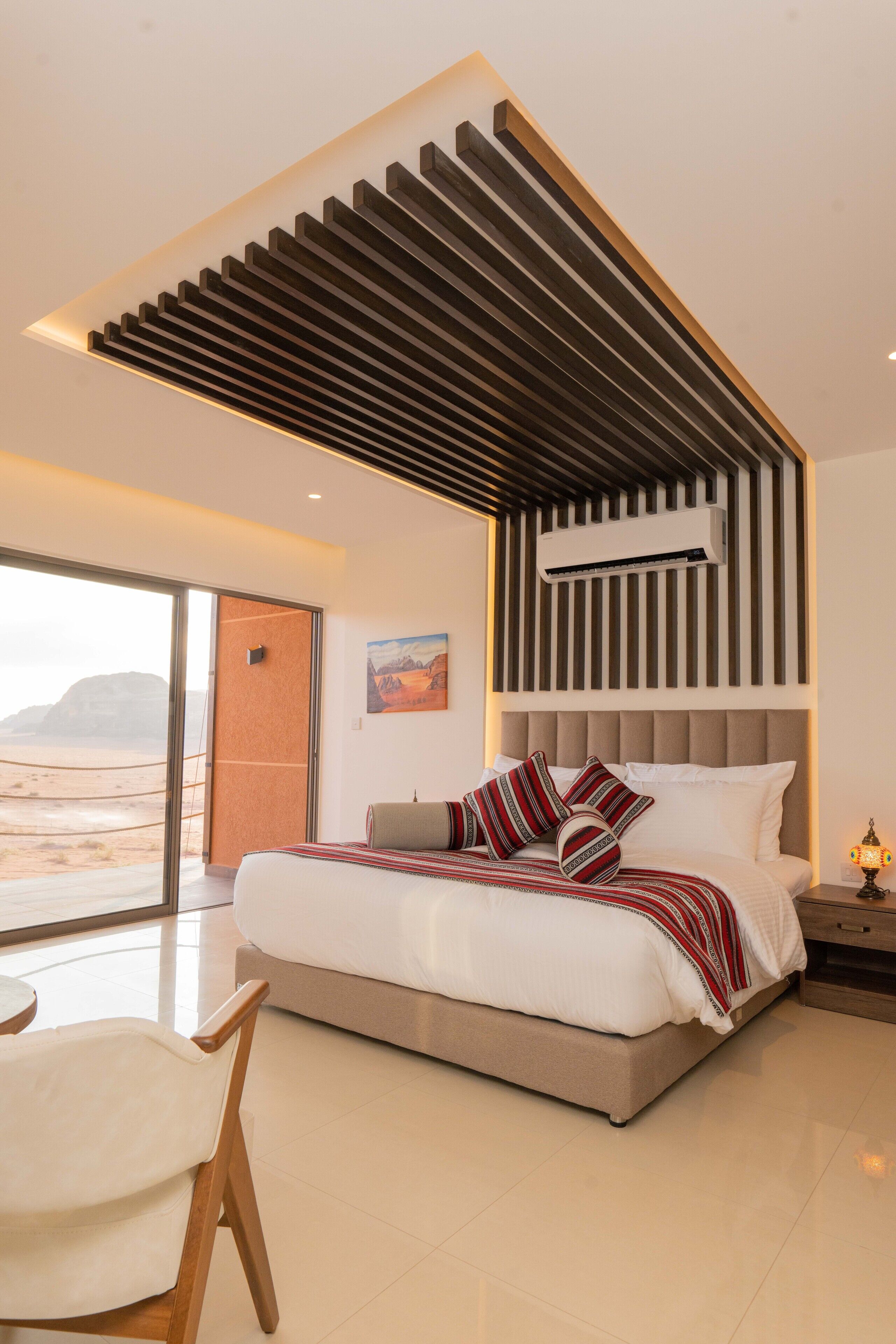 Minibar (mit einigen kostenlosen Artikeln), Schreibtisch