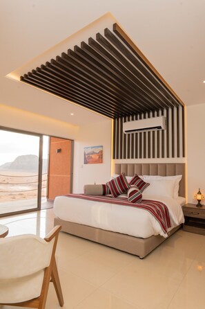 มินิบาร์ฟรีบางอย่าง, โต๊ะทำงาน, ผ้าม่านกันแสง, ห้องเก็บเสียง