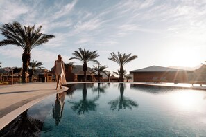 屋外プール、プール パラソル、サンラウンジャー