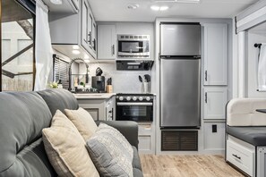 Kjøleskap, mikrobølgeovn, ovn og kokeplater