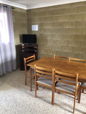 Dining - Unit 5 Pattison (Emu Park)