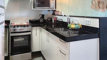 Basic Apartment | Private kitchen | Full-size fridge, microwave, blender, cookware/dishes/utensils