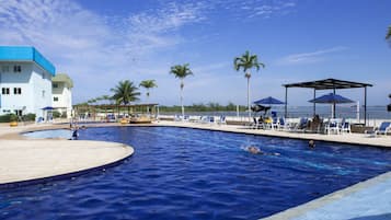Piscina externa, guarda-sóis, espreguiçadeiras